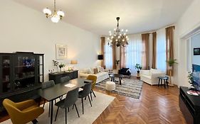 Hillside Luxury Residence Budapest With Free Garage
